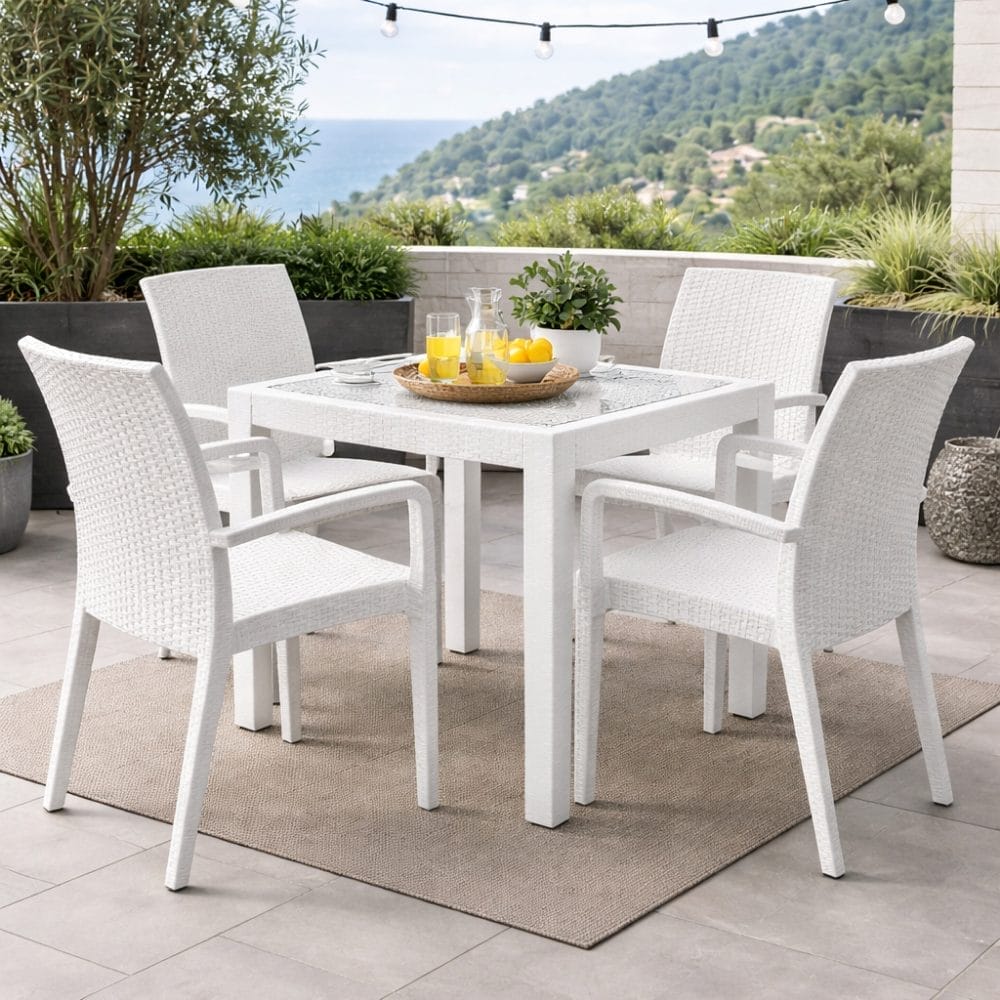 Sedie da giardino effetto rattan bianche in polipropilene con braccioli abbinate a tavolo da esterno su terrazzo