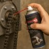 spray sbloccante ambrosol coreografica Applicazione spray sbloccante Ambro-Sol su catena meccanica arrugginita