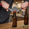 tappatrice a 2 leve coreografica Tappatrice a 2 leve in uso su bottiglia di birra con tappo a corona