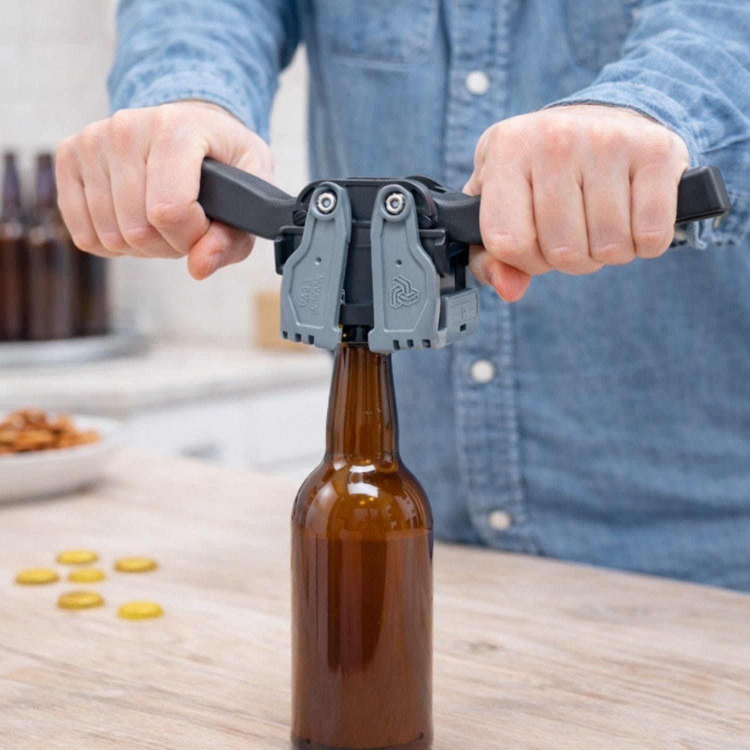 Tappatrice a 2 leve professionale in uso su bottiglia di vetro