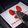 tappetini auto coreografica Scarpa sporca su tappetino carta protettivo auto