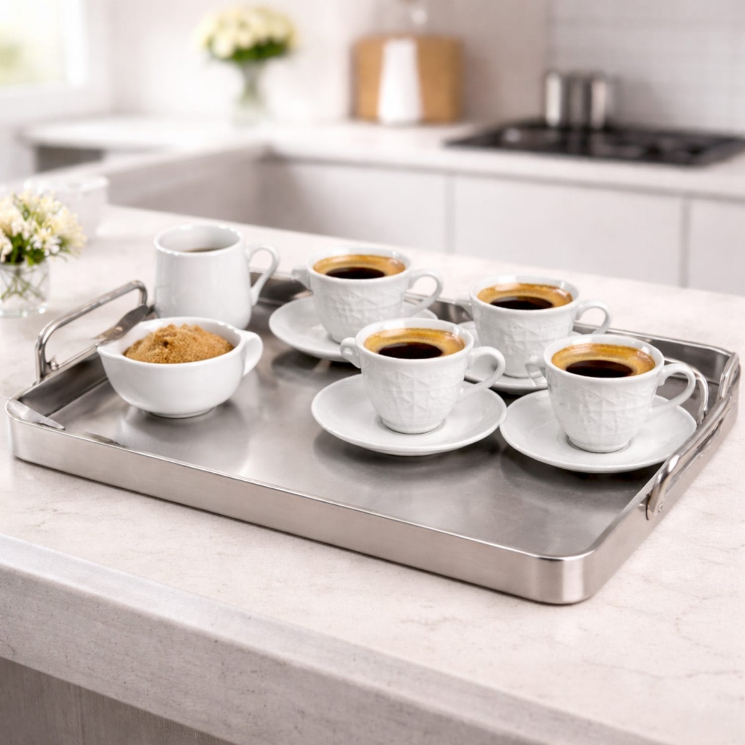 Tazzine caffè bianche con piattino 80 ml servite su vassoio