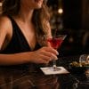 tovagliolini cocktail avana Cocktail su tovagliolino avana assorbente in bar elegante
