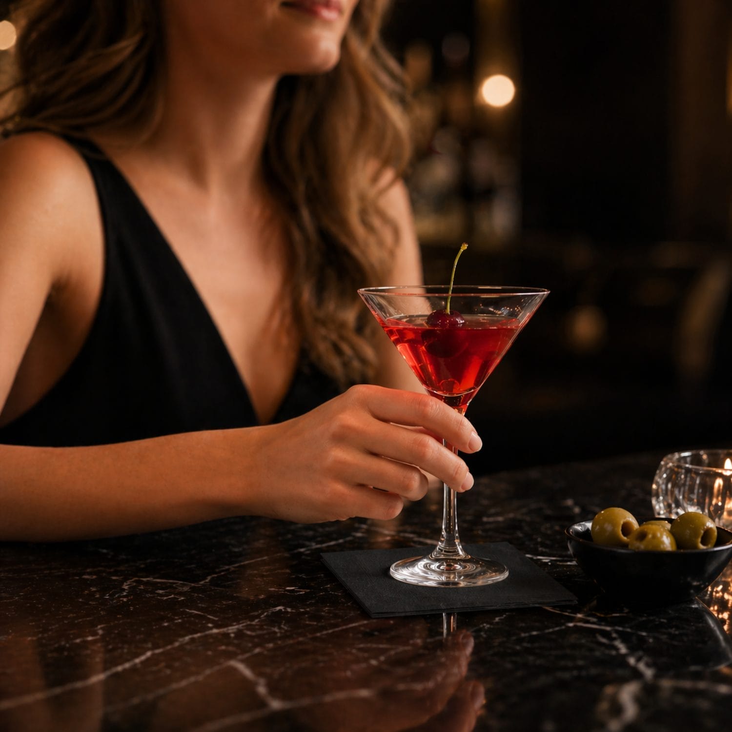 Cocktail su tovagliolino nero in carta doppio velo per bar elegante