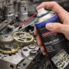 vaselina spray Spray vaselina Ambro-Sol in uso su ingranaggi meccanici per lubrificazione e protezione
