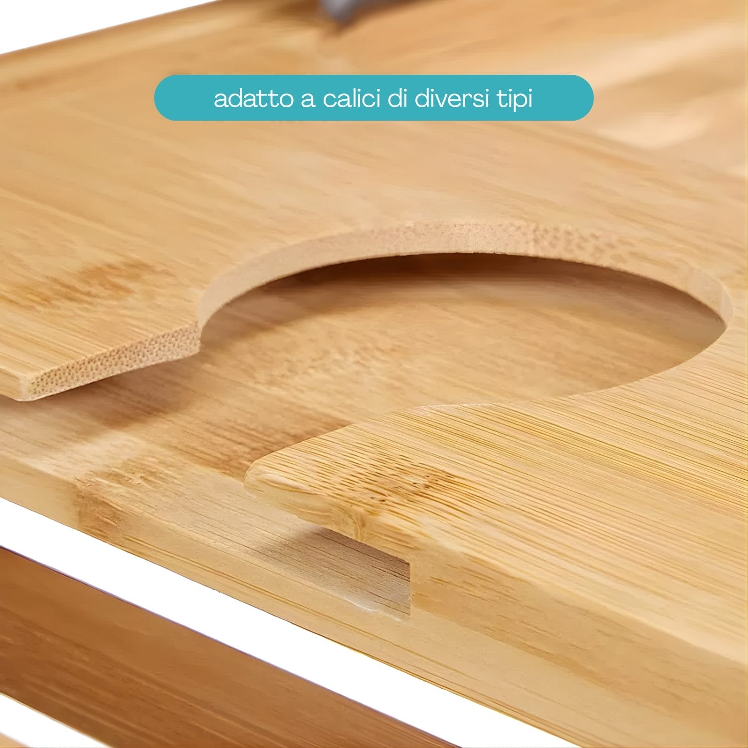 Dettaglio portabicchiere del vassoio da vasca in bamboo