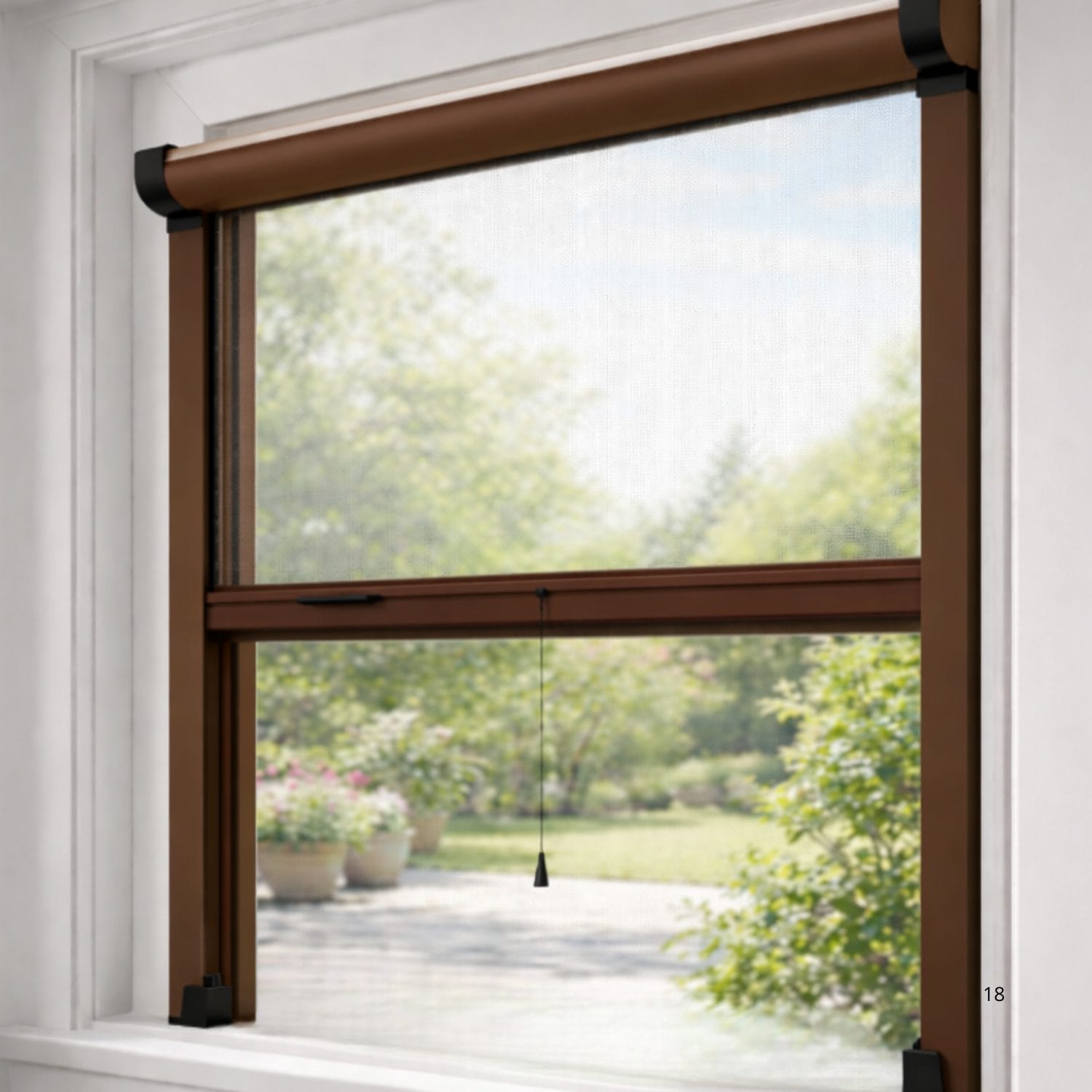 Zanzariera a rullo marrone installata su finestra con rete trasparente